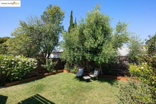 5344 Walnut St, Oakland CA: https://media.crmls.org/mediaz/29790cb0-43af-4f7f-b58b-733d839f8fa8.jpg