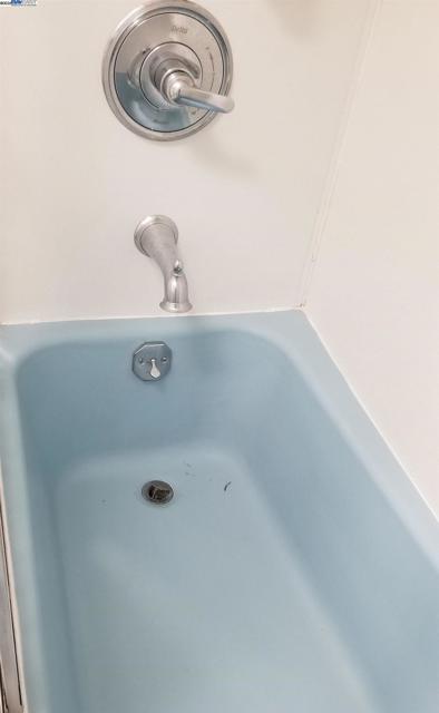 6939 Fresno St, Oakland CA: https://media.crmls.org/mediaz/297918da-f589-41f7-bedd-39f97e6a0881.jpg