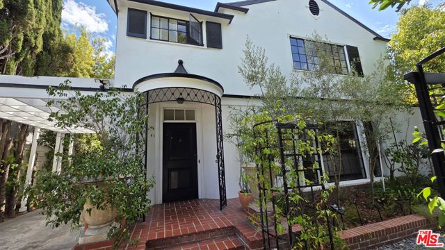 728 S Windsor Boulevard, Los Angeles CA: https://media.crmls.org/mediaz/29797b0f-5b8a-45ce-bb0b-3cd85a03a9b6.jpg