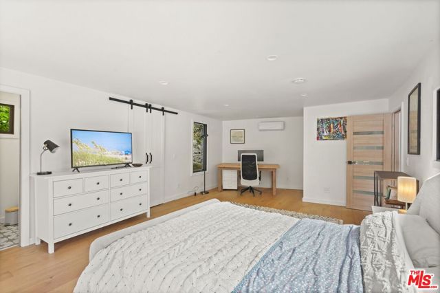 19817 Montau Drive, Topanga CA: https://media.crmls.org/mediaz/2979f530-d334-4468-8f88-f5ab39b35a5d.jpg