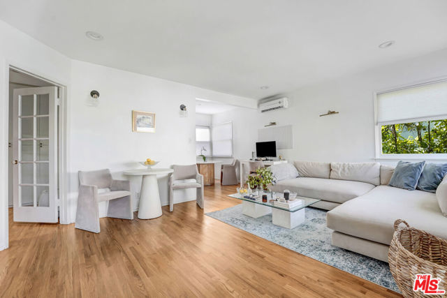 9930 Robbins Drive, Beverly Hills CA: https://media.crmls.org/mediaz/297a2c0d-6f9d-4e16-8cd7-1e4e1912b6ee.jpg
