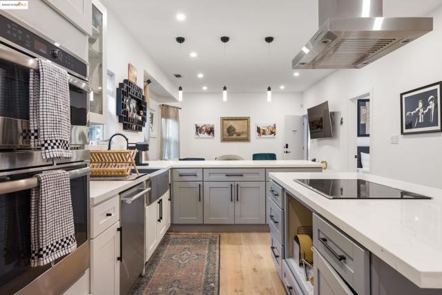 75 Echo Ave, Oakland CA: https://media.crmls.org/mediaz/297b0d99-334f-479f-9bcd-dadd51560509.jpg