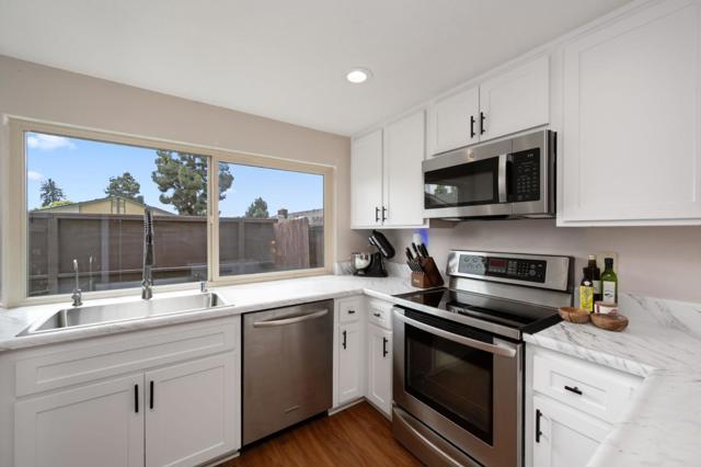 3575 Guava Way, Oceanside CA: https://media.crmls.org/mediaz/297b8974-23a5-4501-b104-bba81c228cc7.jpg