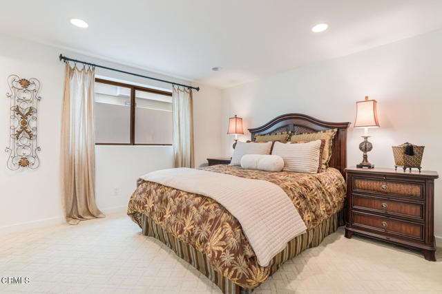 3300 Ocean Drive, Oxnard CA: https://media.crmls.org/mediaz/297bd306-e8f7-4445-9712-3ad27d6679a6.jpg