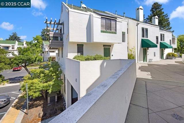 50 Mozden Ln, Pleasant Hill CA: https://media.crmls.org/mediaz/297c09c9-d2e2-4a9c-9771-8d5ee351889f.jpg