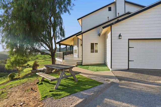 Detail Gallery Image 17 of 31 For 1925 Robinhood Rd, Vista,  CA 92084 - 5 Beds | 4/1 Baths