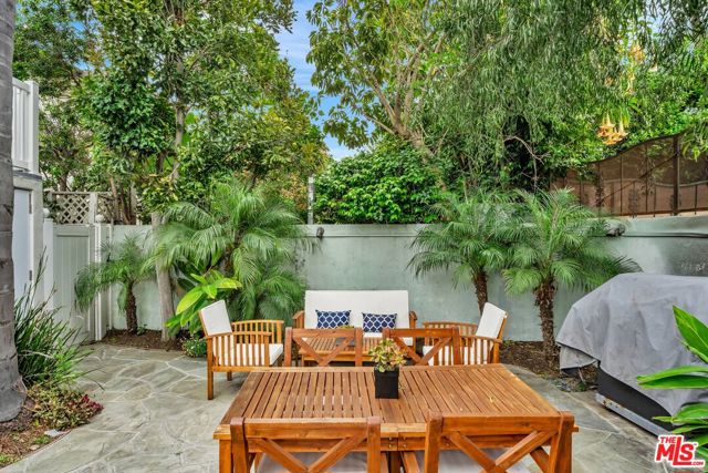 8011 Rayford Drive, Los Angeles CA: https://media.crmls.org/mediaz/297ca3e1-5f54-494b-8805-6828cdeaa620.jpg