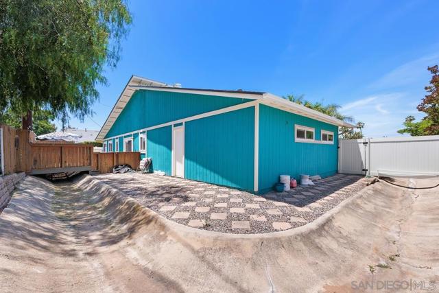 13961 Eastern Street, Poway CA: https://media.crmls.org/mediaz/297dfa8e-212f-41cd-a874-4e357238c199.jpg