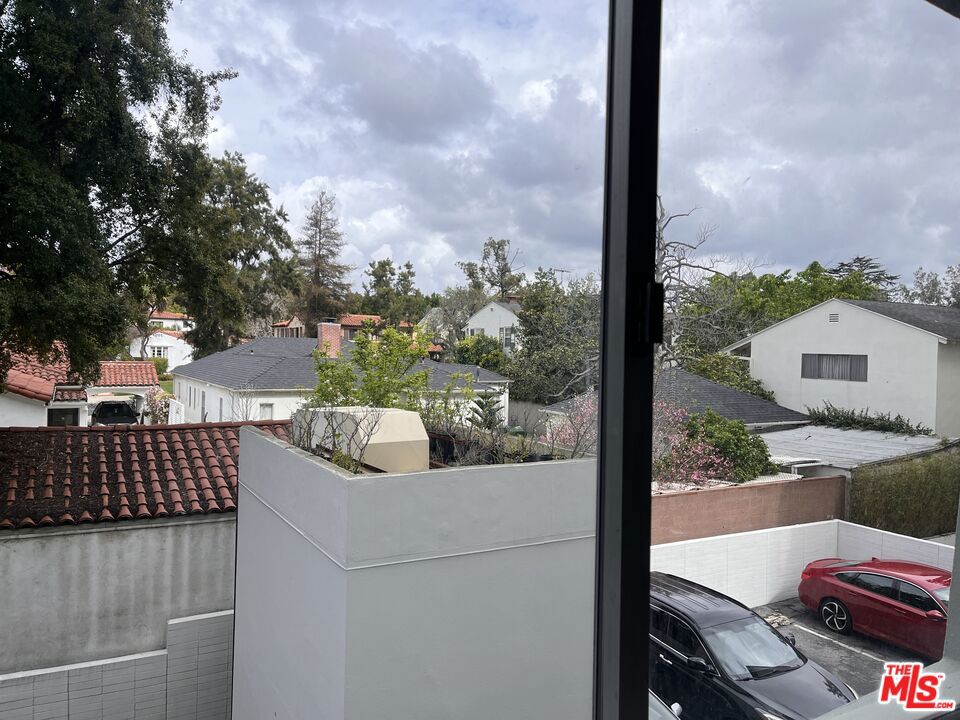 https://media.crmls.org/mediaz/297e3e5c-0c0b-4ada-93a9-99a7979d4cd8.jpg?preset=X-Large