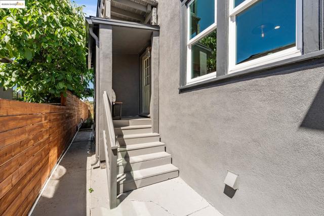 4015 Rhoda Ave, Oakland CA: https://media.crmls.org/mediaz/297e9881-d8e6-4138-93fd-6a97f4c41105.jpg