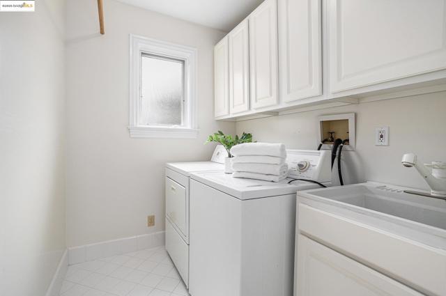 1415 Vancouver Ave, Burlingame CA: https://media.crmls.org/mediaz/297f290a-32b6-43b3-94a0-e92771e7d20f.jpg