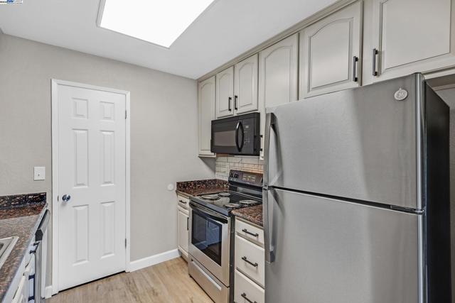 394 Caliente Dr, San Leandro CA: https://media.crmls.org/mediaz/297f5be3-8d09-4bb6-a490-67561de3fe80.jpg