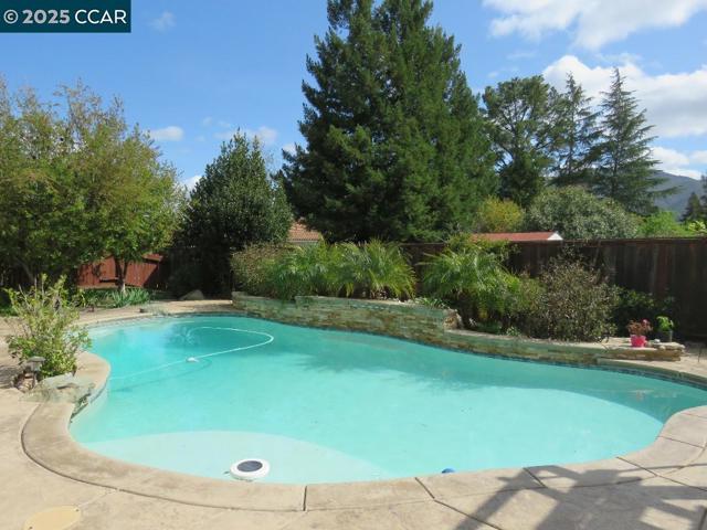 310 Roundhill Pl, Clayton CA: https://media.crmls.org/mediaz/297fb852-aa01-43d6-a66a-2b9d284796ba.jpg