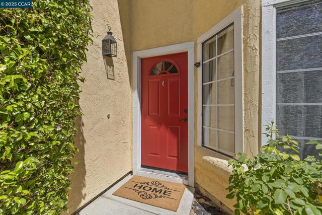 1015 Hidden Oak Ct, Concord CA: https://media.crmls.org/mediaz/29801245-b3d8-42e6-8b79-57db04f46088.jpg
