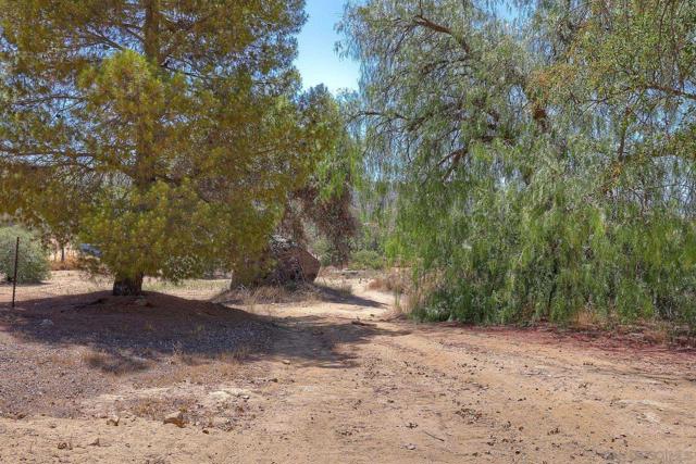 25861 E Old Julian Hwy, Ramona CA: https://media.crmls.org/mediaz/29802730-c2f8-4dd3-a338-d3170ced9369.jpg