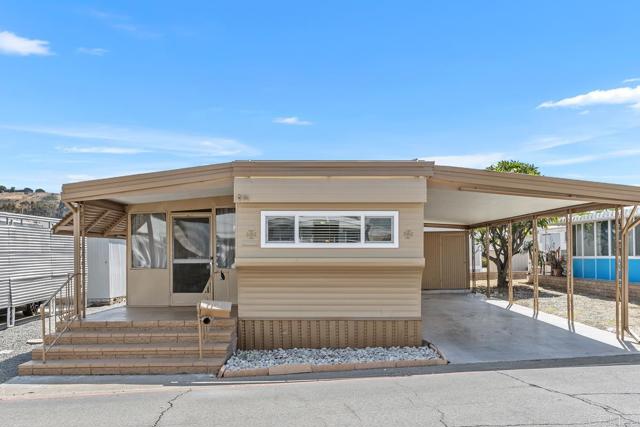 82 Shirle Lane, Oceanside CA: https://media.crmls.org/mediaz/2980285d-c692-4861-bc57-77bfc670b127.jpg