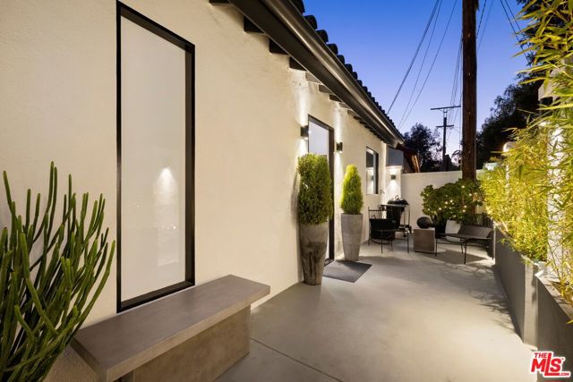 8583 Skyline Drive, Los Angeles CA: https://media.crmls.org/mediaz/2981123c-4333-437b-aeb8-8456fcb81253.jpg