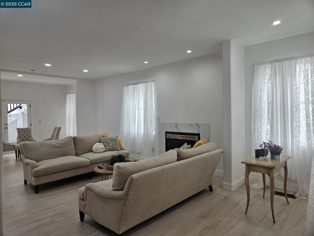 2785 Butters Dr, Oakland CA: https://media.crmls.org/mediaz/29811fa9-9154-404f-b4ba-4566381b1f0a.jpg