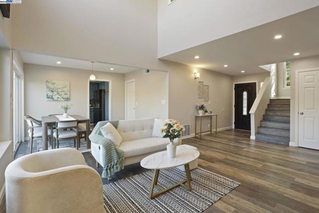 10034 Foxboro Cir, San Ramon CA: https://media.crmls.org/mediaz/29814735-ab2d-4b48-93a2-062c225e6319.jpg