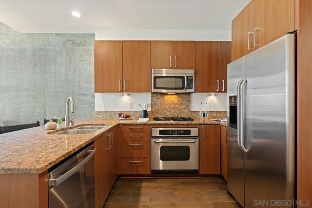 800 The Mark, San Diego CA: https://media.crmls.org/mediaz/29828005-0899-47c8-a903-70a1248c71ff.jpg