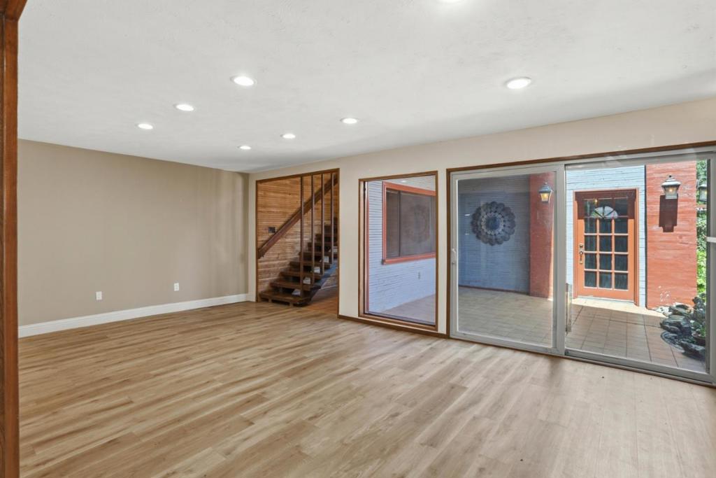 https://media.crmls.org/mediaz/2982b038-a624-4498-a692-b2b5f8c89b73.jpg?preset=X-Large
