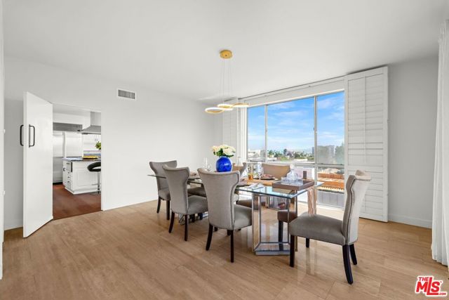 339 N Palm Drive, Beverly Hills CA: https://media.crmls.org/mediaz/2982e58e-0e66-409e-94f8-809c8b3ed0eb.jpg