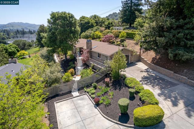 70 Lost Valley Dr, Orinda CA: https://media.crmls.org/mediaz/29852e64-8ccf-4746-bcee-012558f4261b.jpg