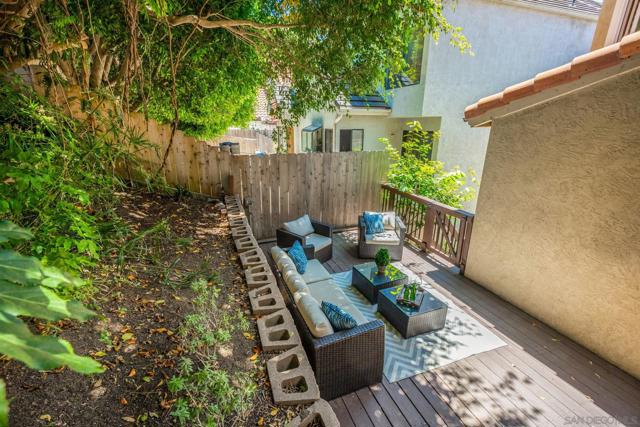 2820 Cedarwood Way, Carlsbad CA: https://media.crmls.org/mediaz/29867625-7617-43c4-90a7-11a8d01151c3.jpg