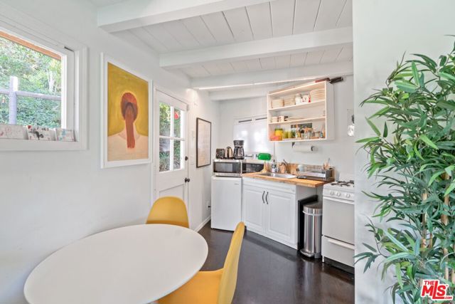 2316 Laurelmont Place, Los Angeles CA: https://media.crmls.org/mediaz/2986a4c7-9e09-49cf-8a84-97fa56f74703.jpg