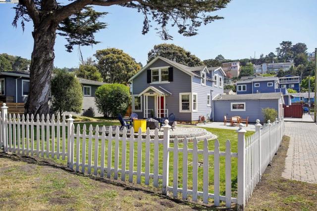 400 Paloma Ave, Pacifica CA: https://media.crmls.org/mediaz/29871906-206d-44c0-b218-93f5d55f1013.jpg