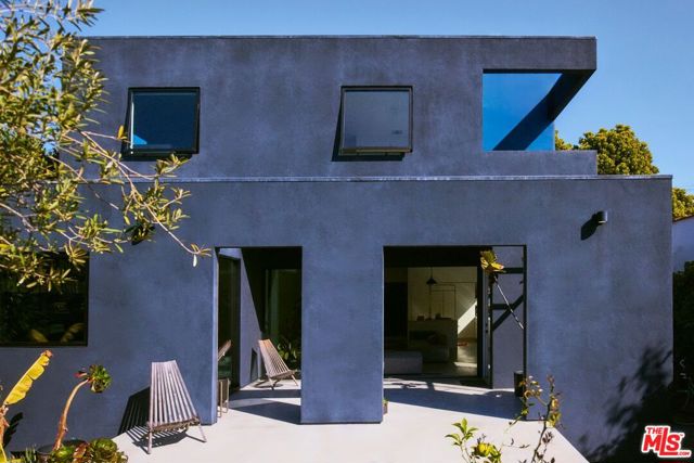 906 Superba Avenue, Venice CA: https://media.crmls.org/mediaz/29874118-ce27-4e5f-b647-3957bc752112.jpg