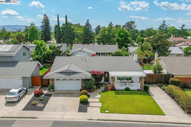 1047 Innsbruck St, Livermore CA: https://media.crmls.org/mediaz/2987cd80-6d50-4ec1-a9e6-672393c7ad13.jpg