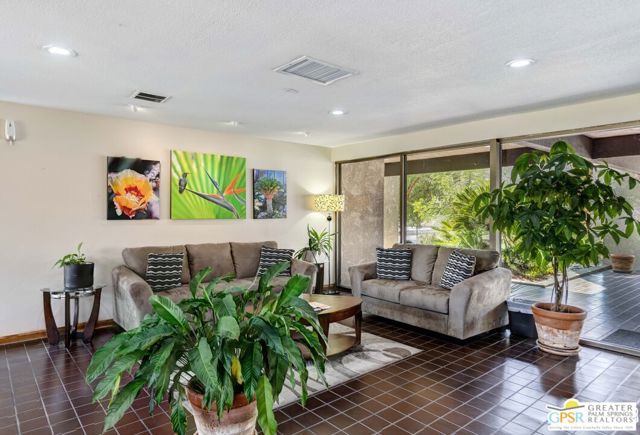 274 Encino Drive, Palm Springs CA: https://media.crmls.org/mediaz/2987d69d-c88b-4e43-ab6f-11c263ad688a.jpg