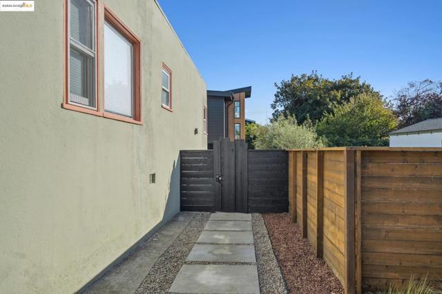 1516 Blake St, Berkeley CA: https://media.crmls.org/mediaz/29883db5-2516-4fb0-bdb0-64e5d1cf2821.jpg