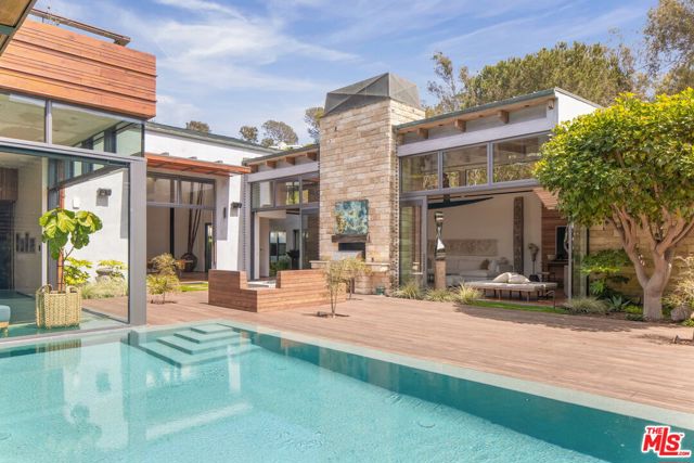 345 W Channel Road, Santa Monica CA: https://media.crmls.org/mediaz/29884f63-e689-4621-88c0-67660ae62d6c.jpg
