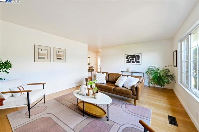 5720 San Juan Way, Pleasanton CA: https://media.crmls.org/mediaz/29886357-645a-45d9-b2a8-f2d208b0cc6b.jpg