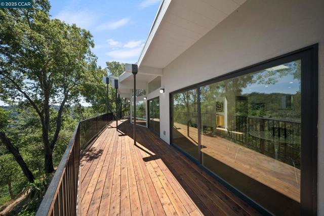 233 Melody Ln, Orinda CA: https://media.crmls.org/mediaz/29889084-1387-4026-b412-b040453501fa.jpg