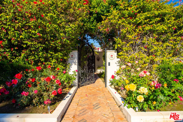 148 W Camino Descanso, Palm Springs CA: https://media.crmls.org/mediaz/2988c41b-e0e2-40ed-8e82-3b821d8d15a4.jpg