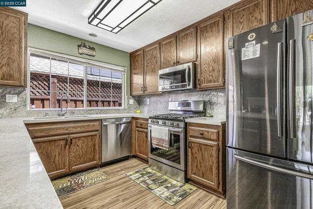 1795 Walnut Creek Dr, Santa Rosa CA: https://media.crmls.org/mediaz/298985fe-6b25-4695-9033-c10c4b962031.jpg