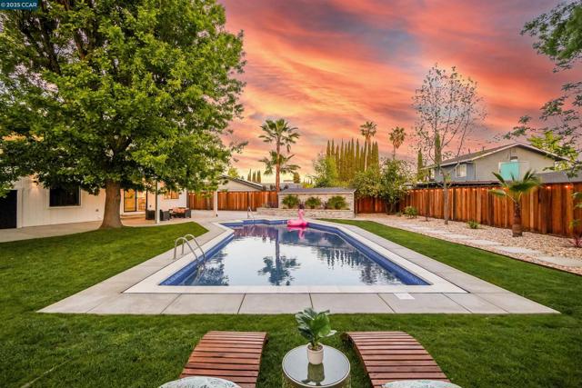 27 Briarwood Ct, Brentwood CA: https://media.crmls.org/mediaz/2989c2c0-95d2-44f8-a7f0-7aacbf07ca48.jpg