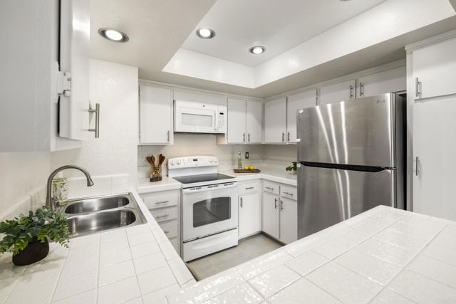 Detail Gallery Image 14 of 56 For 694 Ascot Dr, Vista,  CA 92083 - 3 Beds | 2/1 Baths