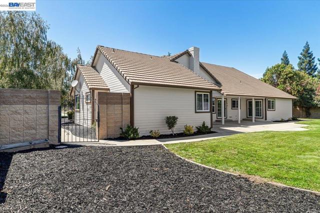 27000 S Hillview St, Tracy CA: https://media.crmls.org/mediaz/298a27c1-df4b-4be0-9cee-3ba7e0e4f346.jpg