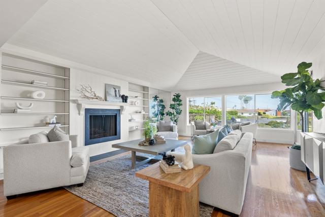 951 Skylark Dr, La Jolla CA: https://media.crmls.org/mediaz/298a822d-a131-4563-a979-e8ab68d4a876.jpg