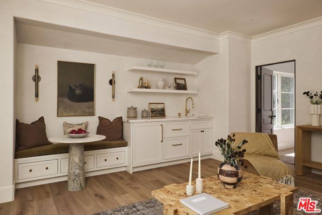 624 N Arden Drive, Beverly Hills CA: https://media.crmls.org/mediaz/298b1e53-4a62-4ab1-b26a-39cc35cc8ab8.jpg