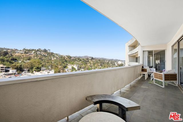 7250 Franklin Avenue, Los Angeles CA: https://media.crmls.org/mediaz/298bd8fc-3f2e-4488-8d25-11486ee2b944.jpg