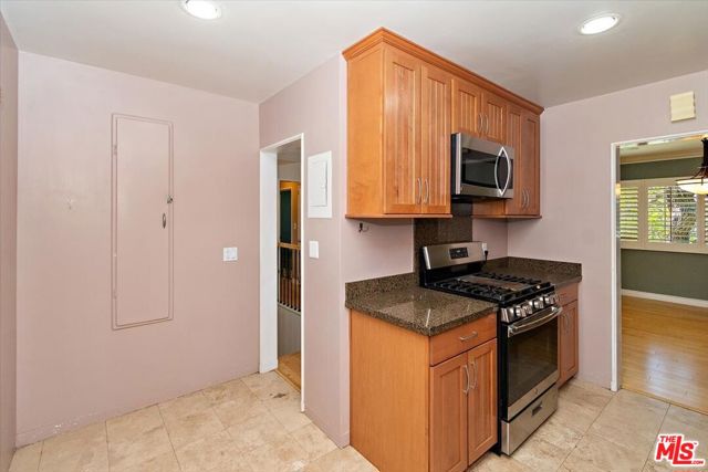 5381 Village, Los Angeles, California 90016, 2 Bedrooms Bedrooms, ,1 BathroomBathrooms,Condominium,For Sale,Village,24422579