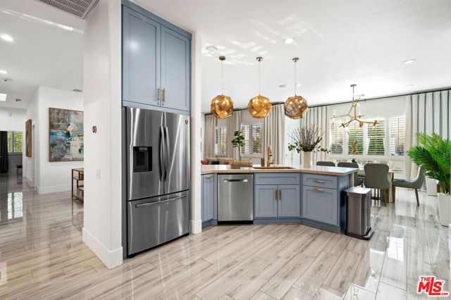 1083 E Circulo San Sorrento Road, Palm Springs CA: https://media.crmls.org/mediaz/298d2376-ae87-4fb5-ab63-0297b1547de8.jpg