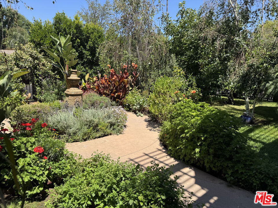 https://media.crmls.org/mediaz/298ddaf8-79ce-4a3c-aeb6-ab41356a8bf2.jpg?preset=X-Large