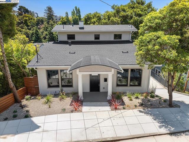 689 Santa Ray Ave, Oakland CA: https://media.crmls.org/mediaz/298ec5da-74b5-4933-bf51-e86a3d106121.jpg