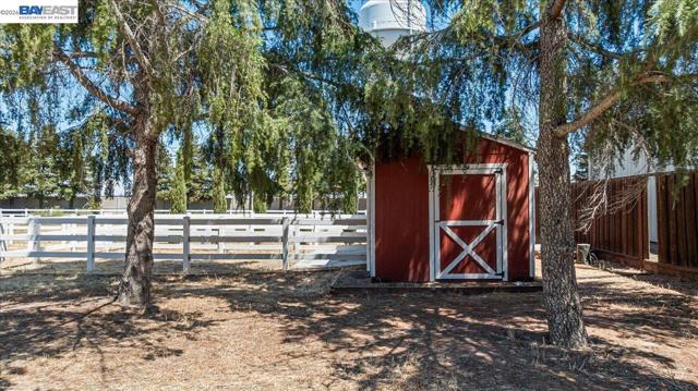 27000 S Hillview St, Tracy CA: https://media.crmls.org/mediaz/29900852-df86-4522-9e49-271c36061d96.jpg